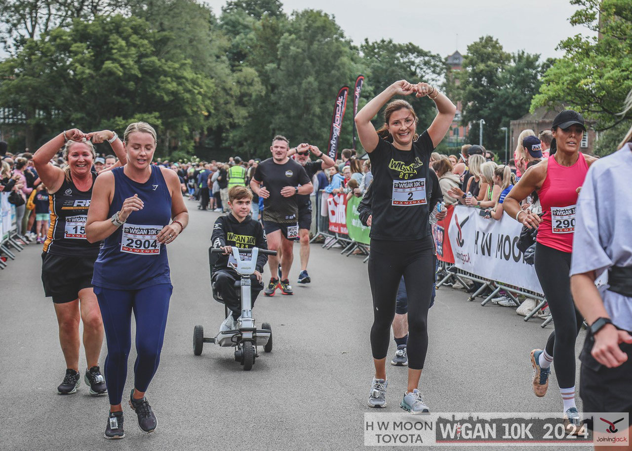 Alex Johnson Wigan 10k finishline JJ salute